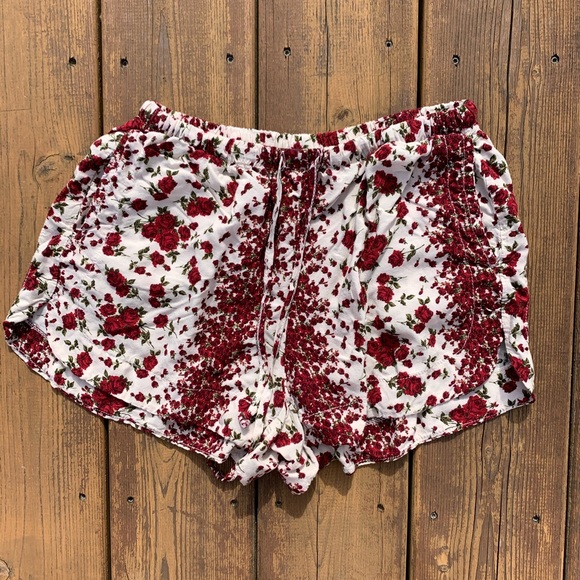 Brandy Melville rose pattern fabric shorts🌹 - Picture 1 of 3